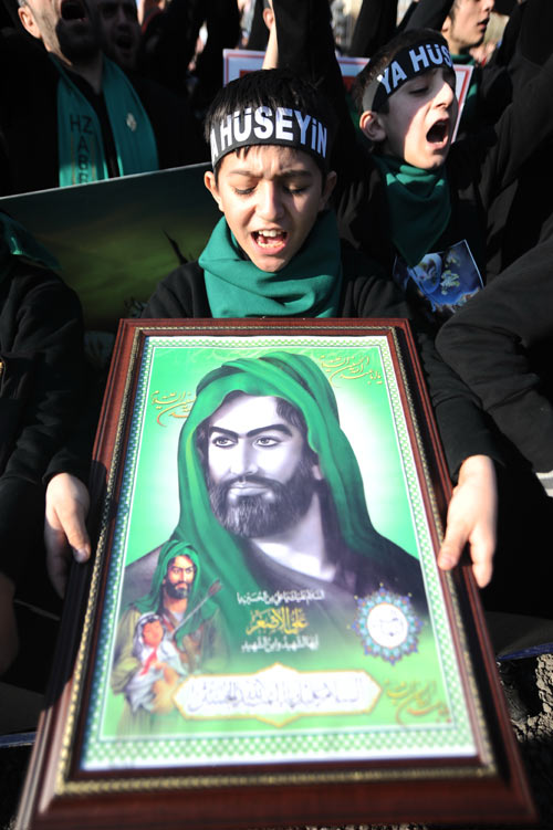 Photo Report: Turks Mark Ashura, The Blood Conquers the Sword
