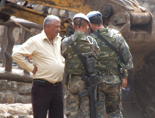 Owner of tourist site inspects area with UNIFIL soldiers Photo Report: Zionist Troops Cross Border, Steal equipment from Lebanese Tourist Site Under Construction