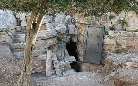 Pictures of “Israeli” New Tunnel under Al-Aqsa Mosque