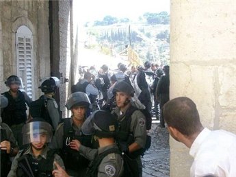 ’’Israeli’’ Forces Clash with Worshipers at al-Aqsa