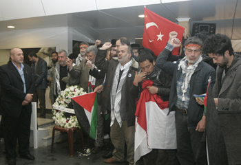 Photo Report: March to al-Quds Activists Visit Martyr Imad Moghnieh Mausoleum