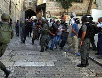 “Israeli” Troops, Settlers Attack Holy Mosuqe, al-Aqsa Foundation Denounces Attack