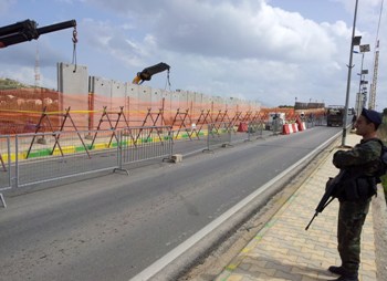 “Israeli” Army Violates Blue Line as it Builds Border Wall, Lebanese Army Calls for Halt of Process 