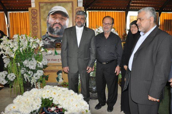 Shibani visits martyr Hajj Imad Moghnieh´s resting place