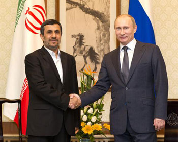 Ahmadinejad, Putin Meet, Support Peaceful Nuclear Program in Iran