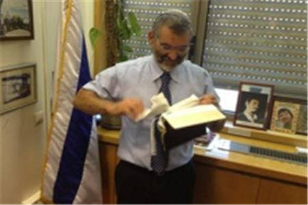 “Israeli” Knesset Member Tears Up Bible Copy 