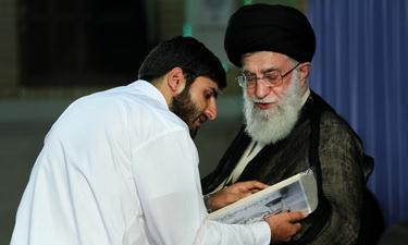 Imam Khamenei Meets University Activists: West Economic Woes Stem from Capitocracy