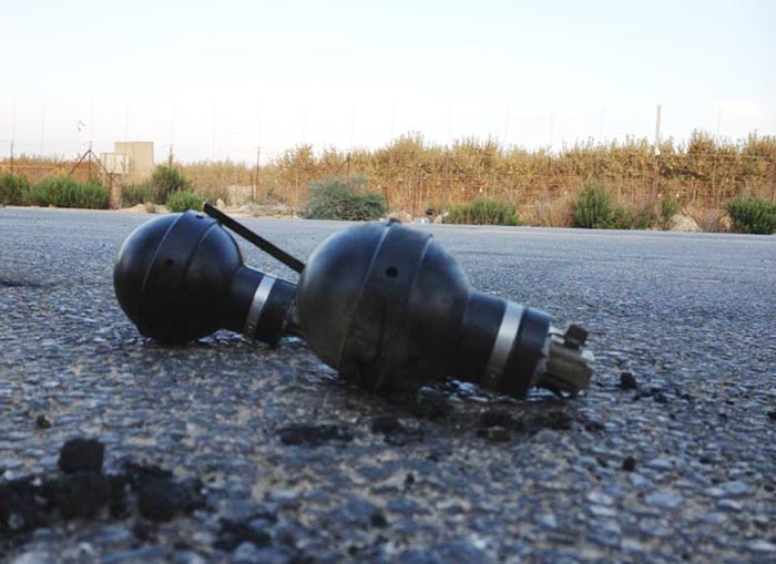 “Israeli” Soldiers Breach Lebanese Sovereignty, Fires Smoke Shells