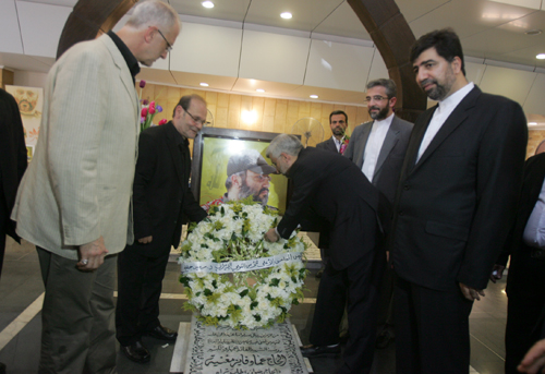 Jalili Visits Martyr Moghnieh Rest Place: Islamic Resistance Model for Entire World