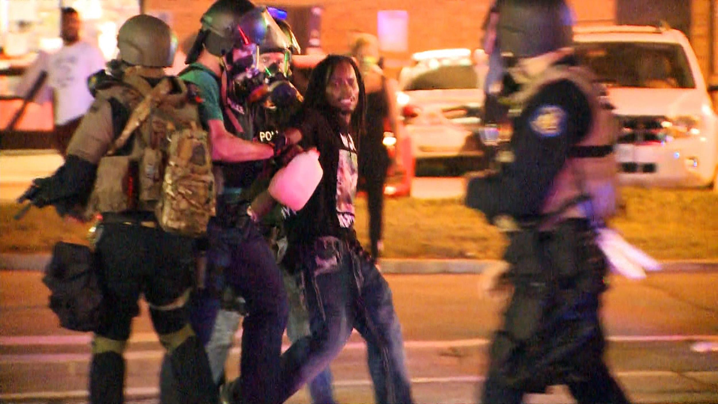 US Police Arrest 50 Protesters in Ferguson Demonstration