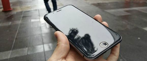 US Spies on Mobile Phones from the Sky: Wall Street Journal