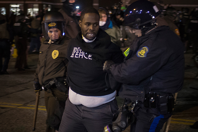 US Police Arrests Dozens in more Ferguson Protests