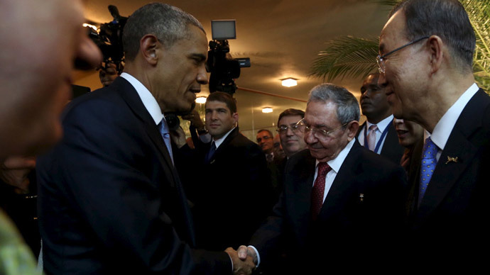 Obama, Castro Shake Hands in Panama 