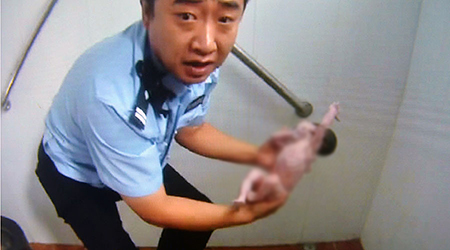 Beijing Hero Cop Rescues Baby Girl from Public Toilet