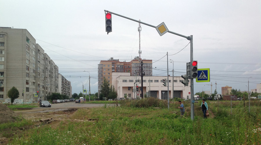 Traffic Light Found In Middle of Urban Wasteland in Russia