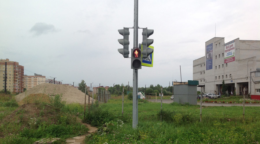 Traffic Light Found In Middle of Urban Wasteland in Russia