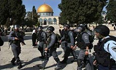 ’Israeli’ Settlers Storm Al-Aqsa Mosque, Army Closes It in front of Palestinians 