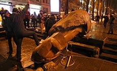 Protests Continue in Kiev: Lenin Monument Smashed