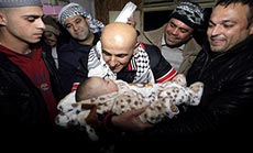Palestinian Cars Set Ablaze after “Israel” Frees Palestinian Prisoners 