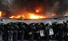 Ukrainians Mass in Kiev, Build Up Protest Barricades