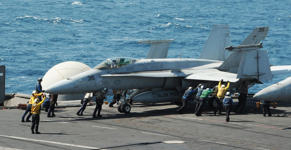 US Airdrops Food to Iraq Civilians Threatened by ‘IS’