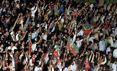 
Pakistan Army Urges Talks as Protesters March on Parliament