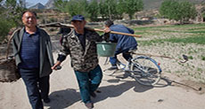 Blind Man, Armless Friend Plant Thousands of Trees in China