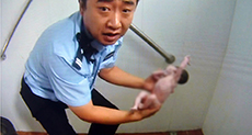 Beijing Hero Cop Rescues Baby Girl from Public Toilet

