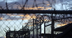 Pentagon Chief Calls for Gitmo Closure under Obama

