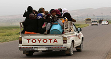 Thousands of Iraqis Flee Fighting South of Mosul
