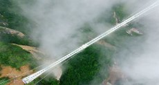 China’s Glass Walkway Opens in Tianmen Mountain
