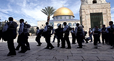 «Israeli» Forces Detain 15 Palestinians in al-Quds, Ban Youth from al-Aqsa