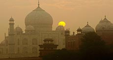 Yellowing Taj Mahal to Go Under Scaffold for ’Mud Pack’