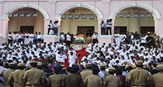 Thousands Mourn India’s «Iron Lady»