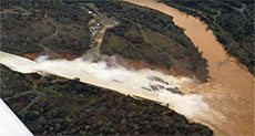 Spillway at Lake Oroville Dam about to Collapse, Scores Evacuated 