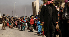 Battle for Mosul: Daesh Militants Camouflaged as Fleeing Civilians