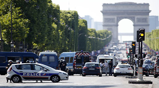 Champs Élysées: Car Carrying Guns, Gas Rams Police Van, Driver Dead