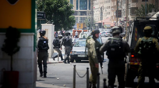 ’Israeli’ Forces Raid Palestinian Media Firms