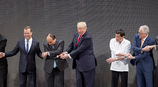 Trump Breaks the Link as Handshake Photo Op Goes Awry