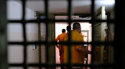 Palestinian Prisoners Riot in «Israeli» Prison; One Guard Wounded