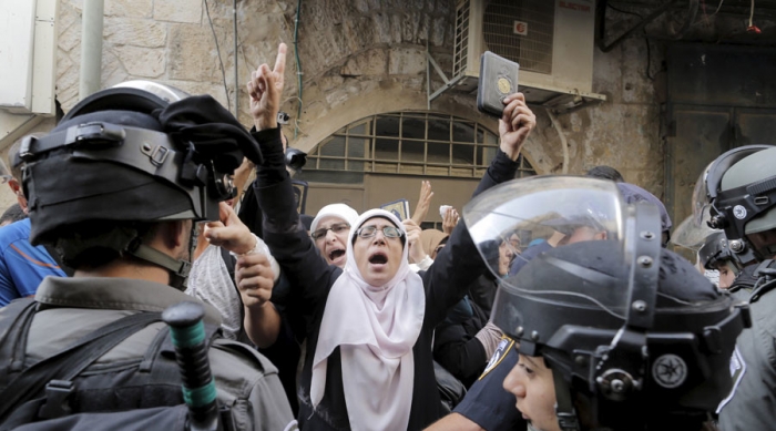 "Israeli" Forces, Settlers Storm Al-Aqsa for 2nd Day: Dozens of Palestinians Injured