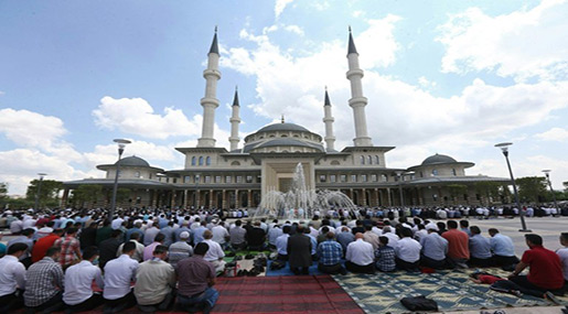 Muslims praying 