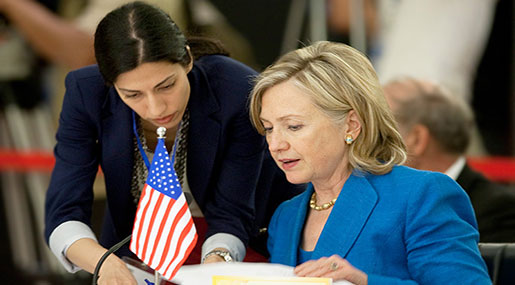 Clinton Email Scandal: FBI Interviews Aides as Probe Advances
