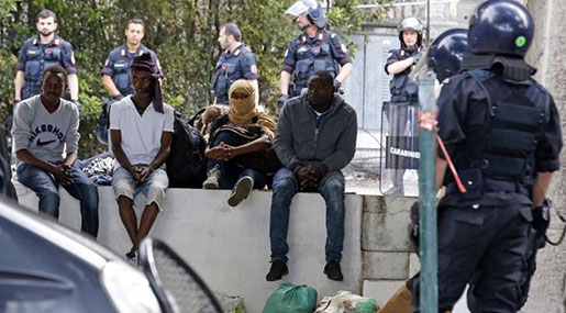 Italy Police Arrest People Smuggler at French Border