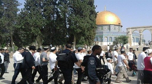‘Israeli’ Settlers, Extremists Storm Al-Aqsa Mosque