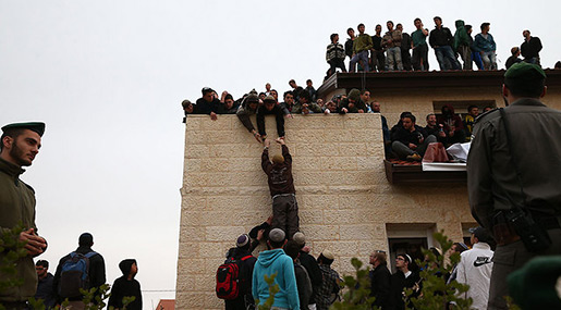 «Israeli» Protesters Dig in as W Bank Evacuation Begins