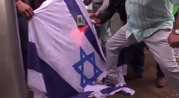 Hezbollah Flags Waved, «Israeli» Flags Burnt at London Embassy Protest