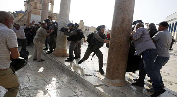 Clashes between IOF and Palestinian worshipers