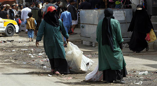Yemeni women volunteer