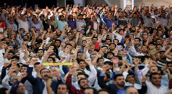 Iranians praying 
